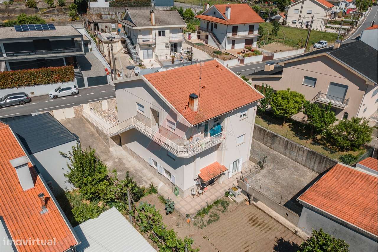 Moradia Espaçosa com 3 Habitações Independentes, Garagens e Terreno –-46