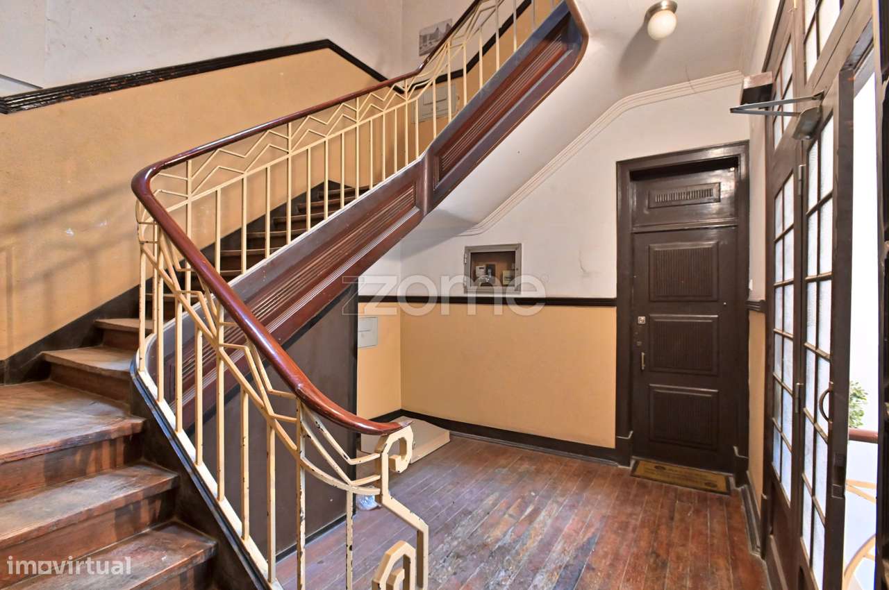 Apartamento T2+1 Renovado na Avenida Almirante Reis-2