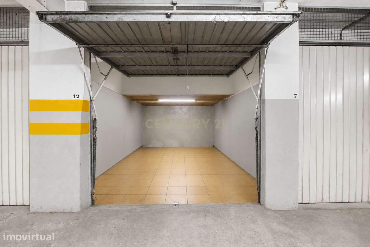 Apartamento T2 em Vila Nova de Gaia com Garagem e Elevador-13