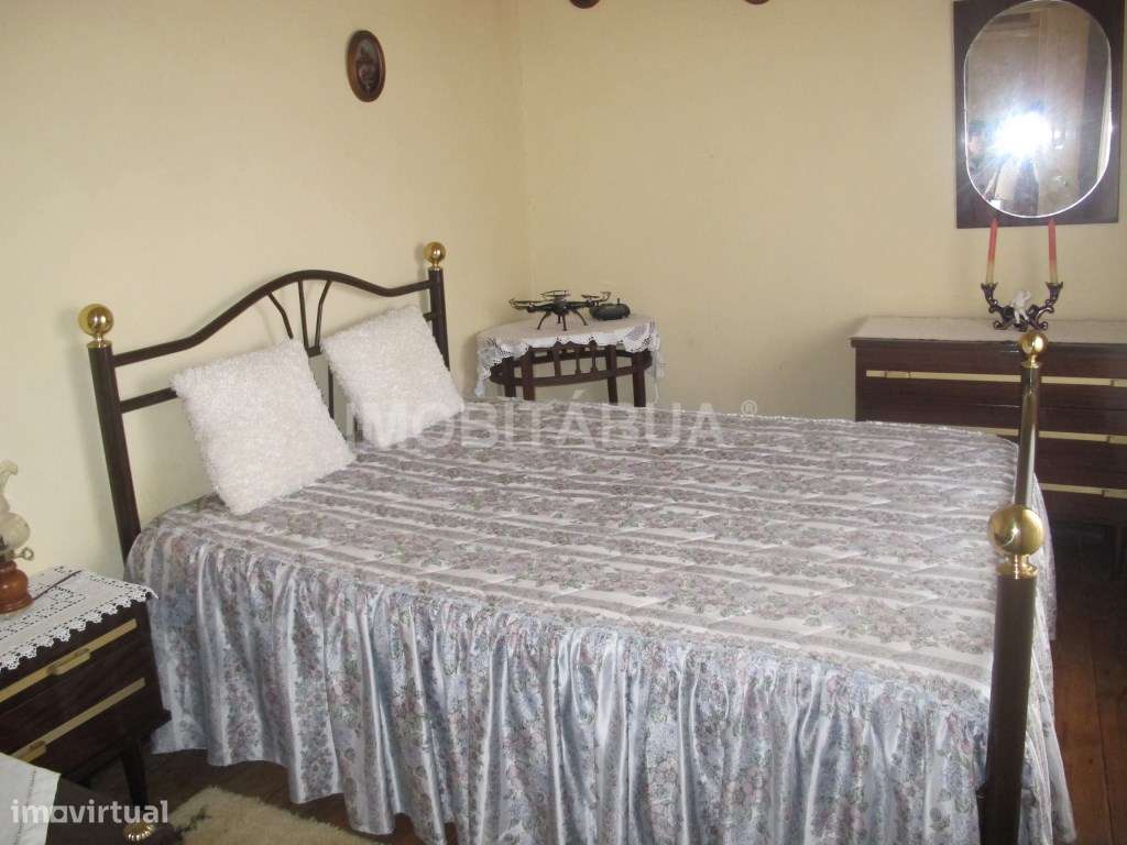 Moradia tradicional com 4 quartos com um grande jardim, pátio, área...-10