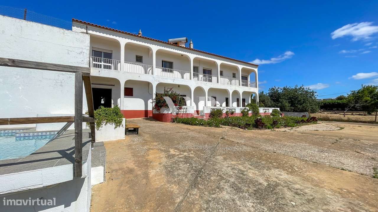 Moradia Para Renovacao Com Casa Principal T3 4 T1S E Terreno Amplo