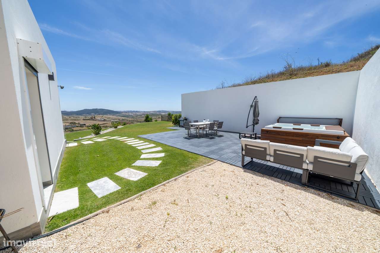 Moradia independente à venda na Estrada Velha da Avessada, 2665-19