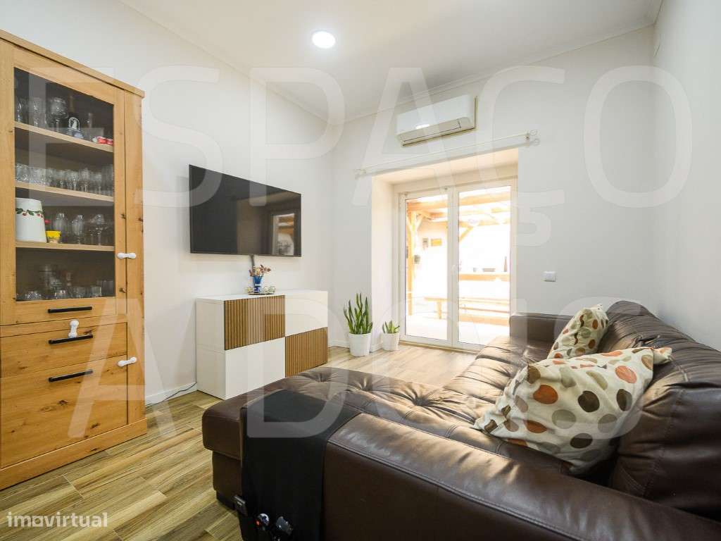 Amadora Centro | T3 Remodelado com 2 Suites e um Fantástico Logrado...-8