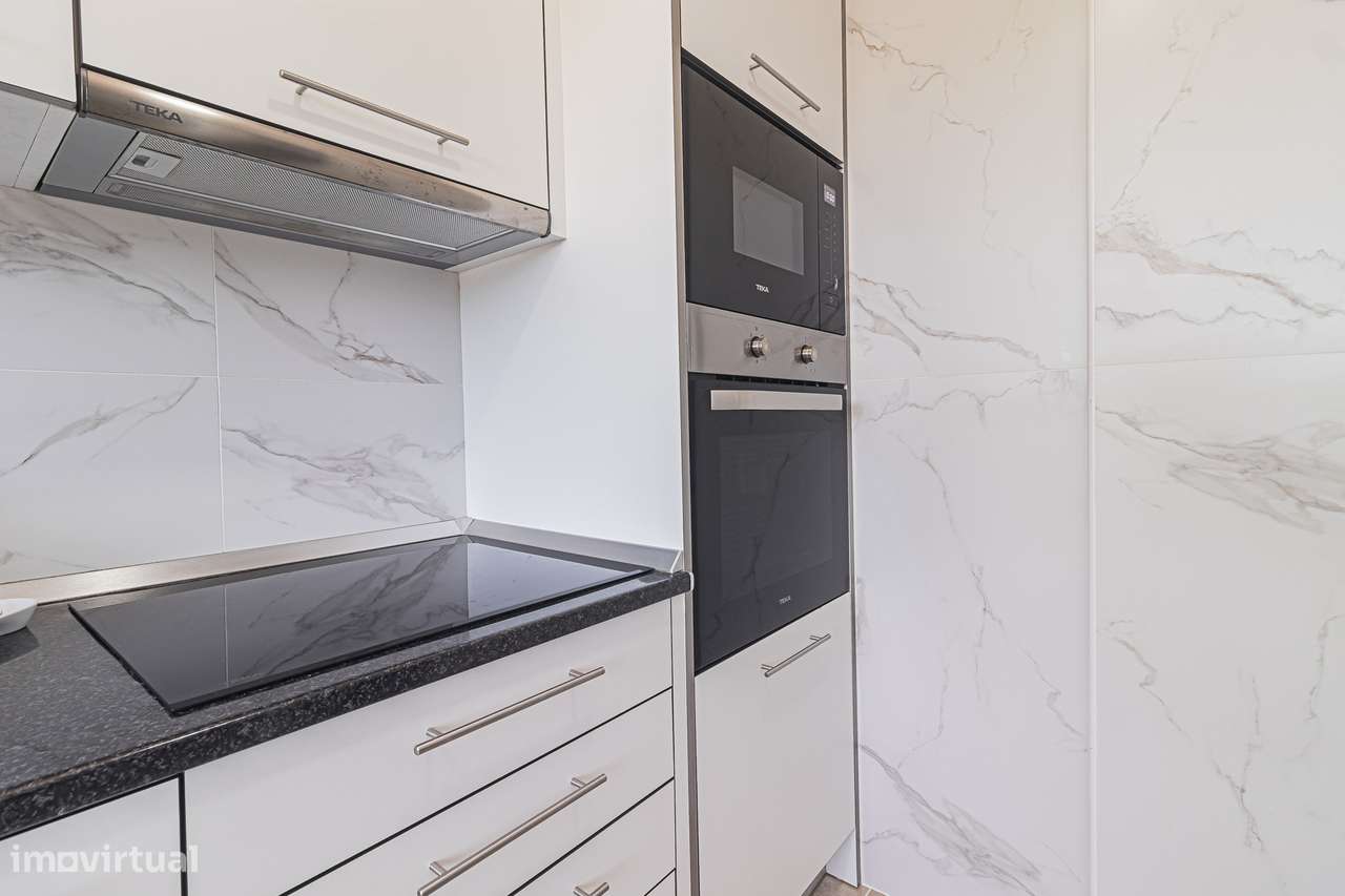 Apartamento T3 remodelado em prédio com elevador, Corroios-12