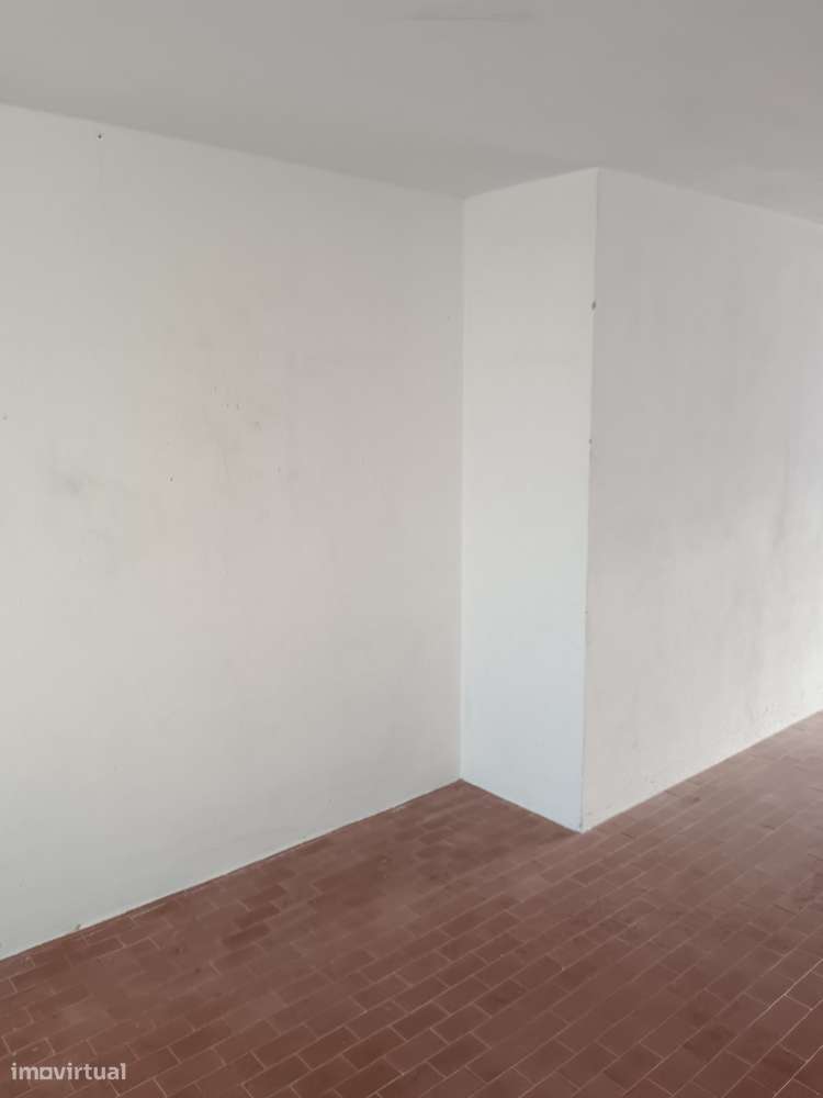 Garagem com saída directa para a Rua Bento de Jesus Caraça - Grande imagem: 2/4