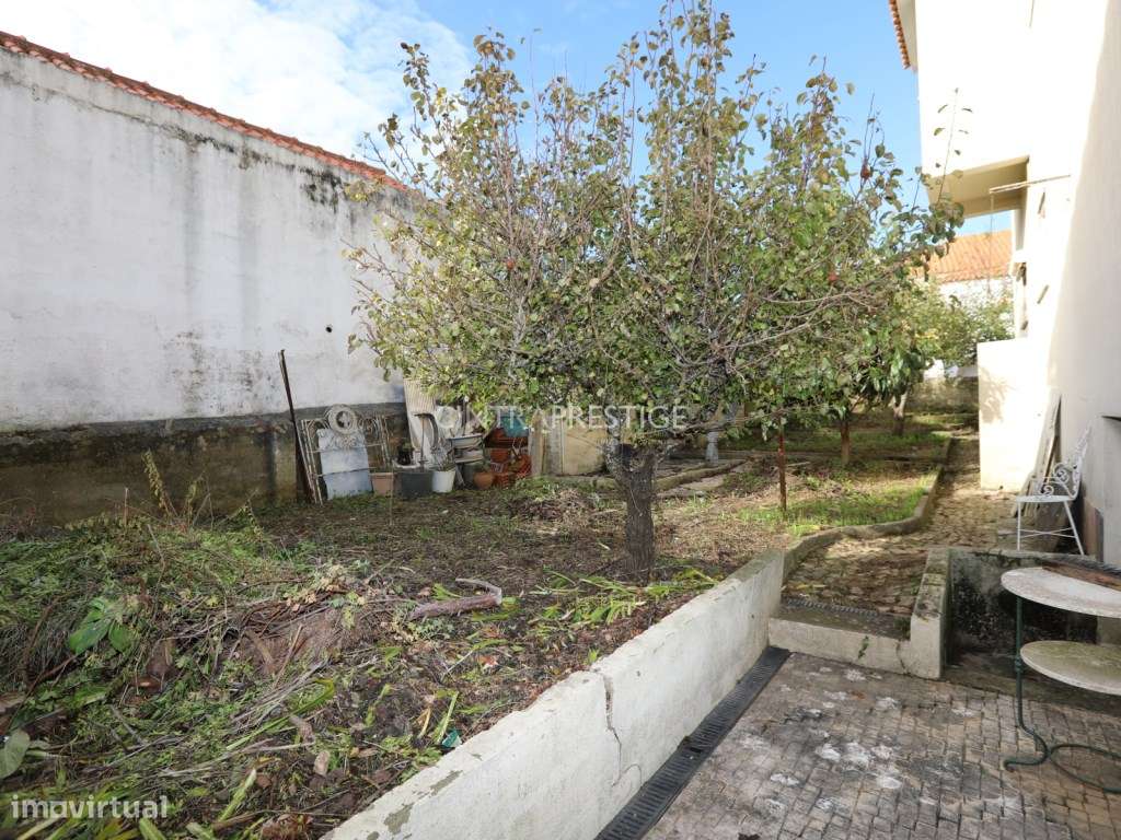 Moradia no Centro de Mafra com 2 Pisos e 2 Garagens.-24