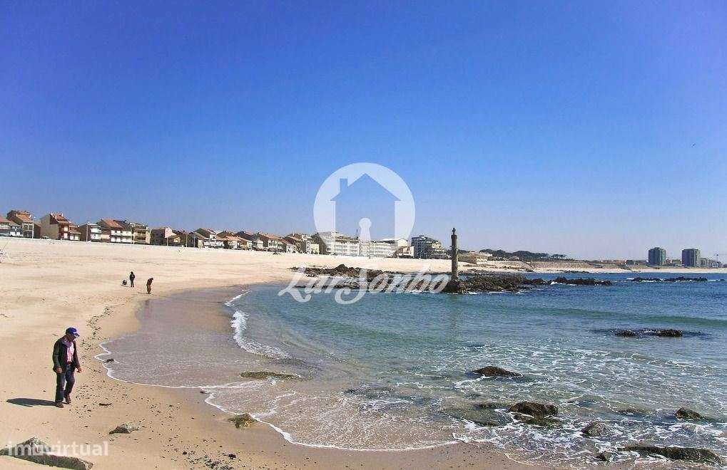 Moradia T4+1 com comércio a 300m da praia das Caxinas em Vila do Co... - Grande imagem: 1/18