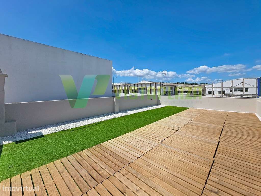 Moradia T2 Renovada em Portimão com Terraço e Espaço Exterior-16