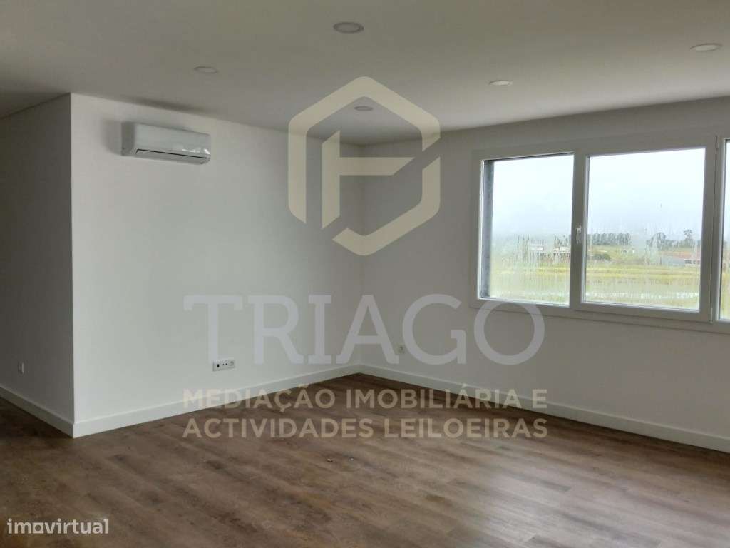 Fantástico Apartamento T2 com Varanda-4