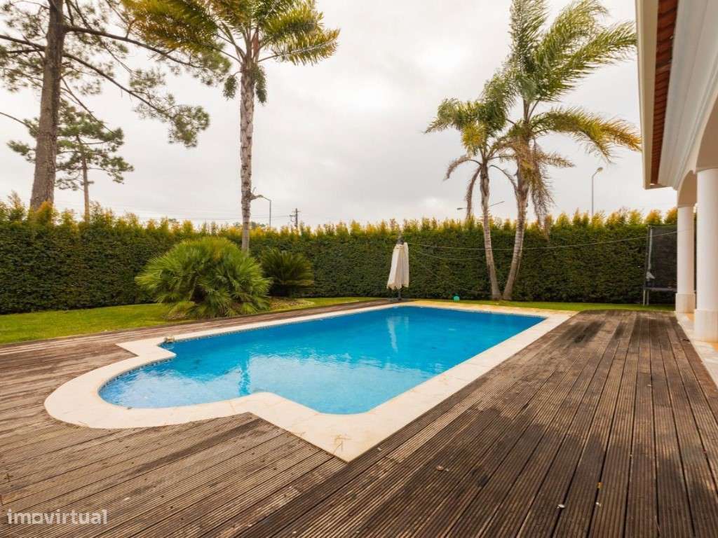 Vende-se Moradia V5 na Aroeira - Almada-19