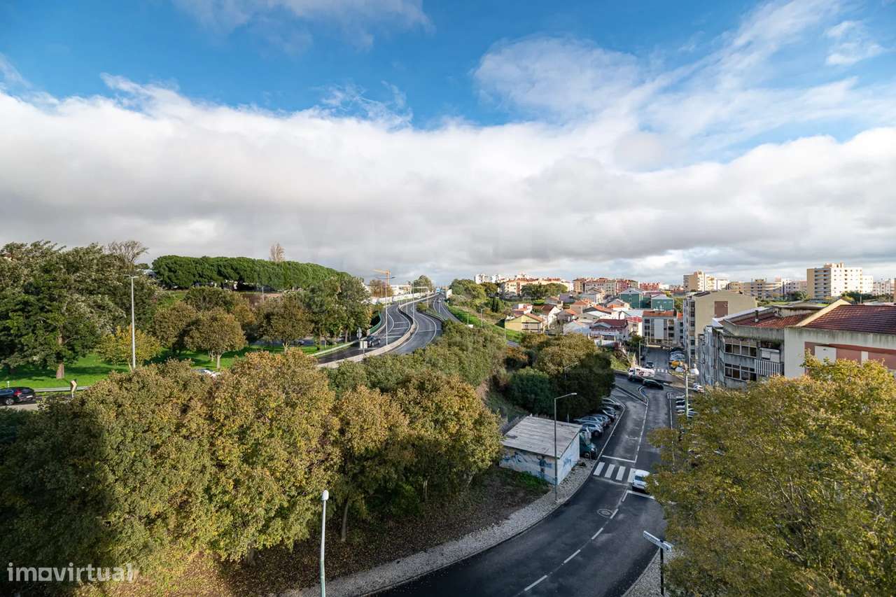 Apartamento T3 na Ramada, arrecadação, parqueamento, dois elevadores - Grande imagem: 1/34