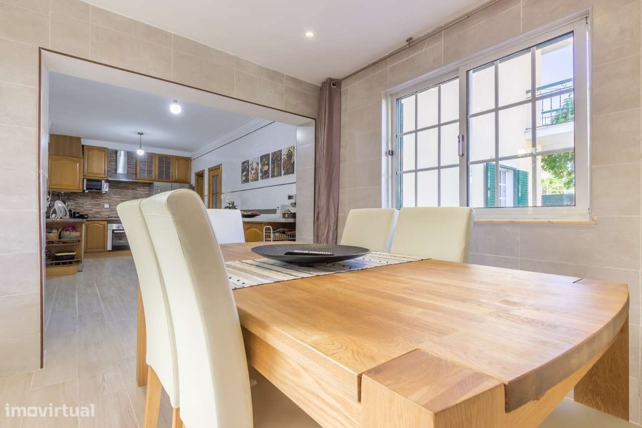 Moradia geminada de tipologia T3 com piscina, garagem e jardim-14