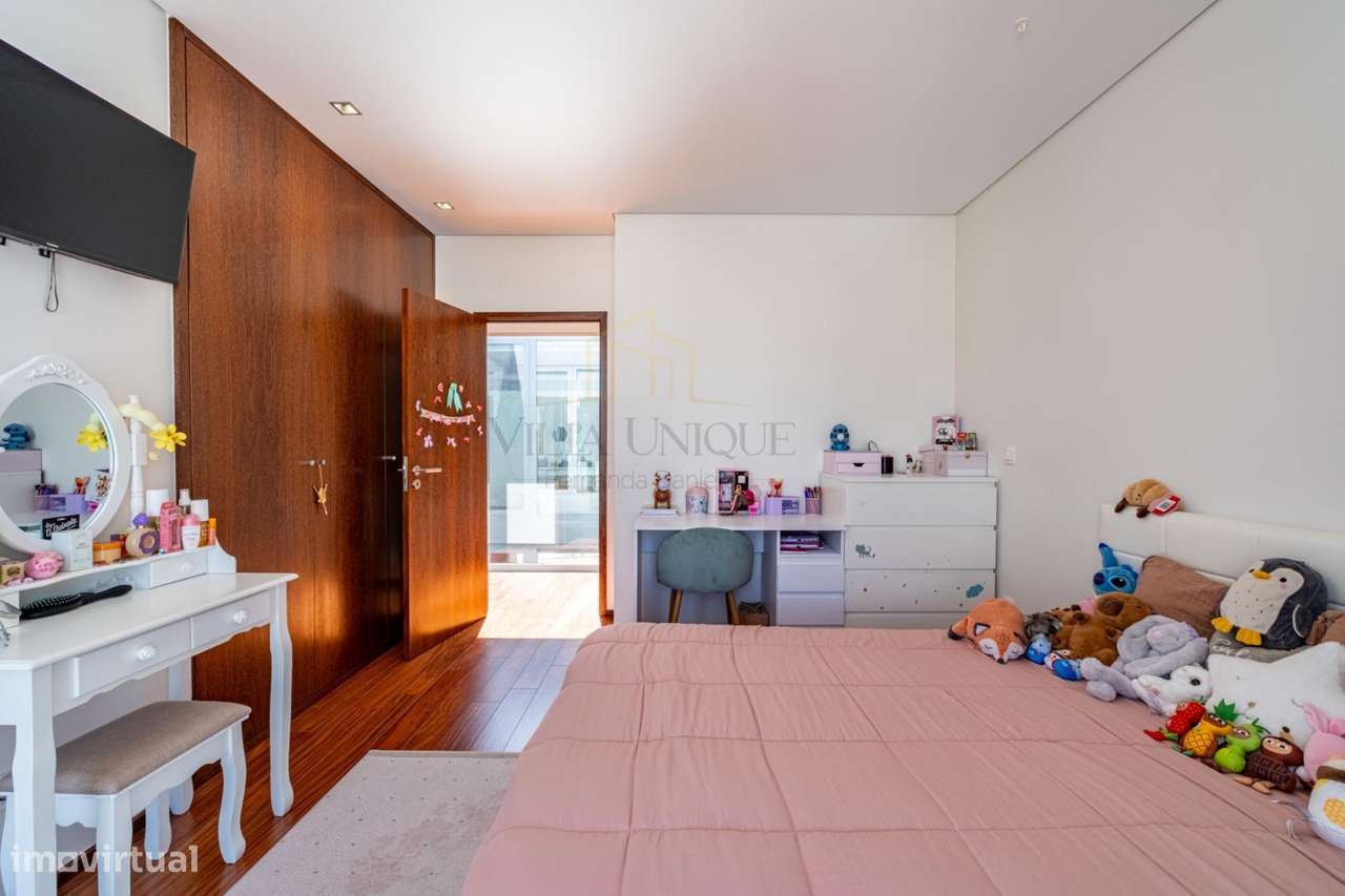 Moradia Geminada T3 com Suite, Jardim de Inverno, Garagem Fechada...-26