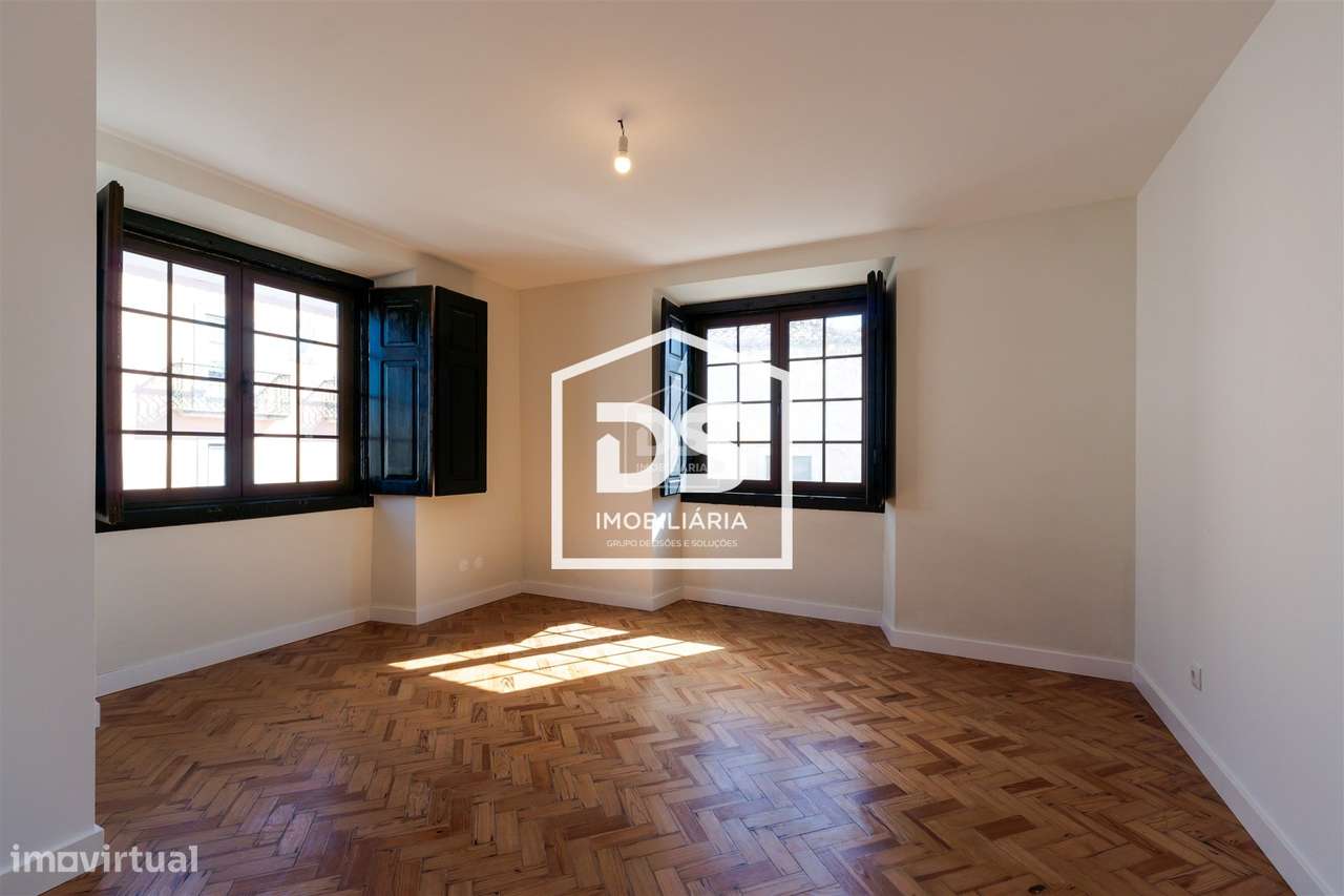 Moradia T4 + T1 com amplo terreno e espaços de lazer em Juncal, Porto-19