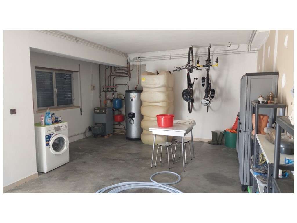 Moradia T3+3 individual no Lameiro - Carvide-10