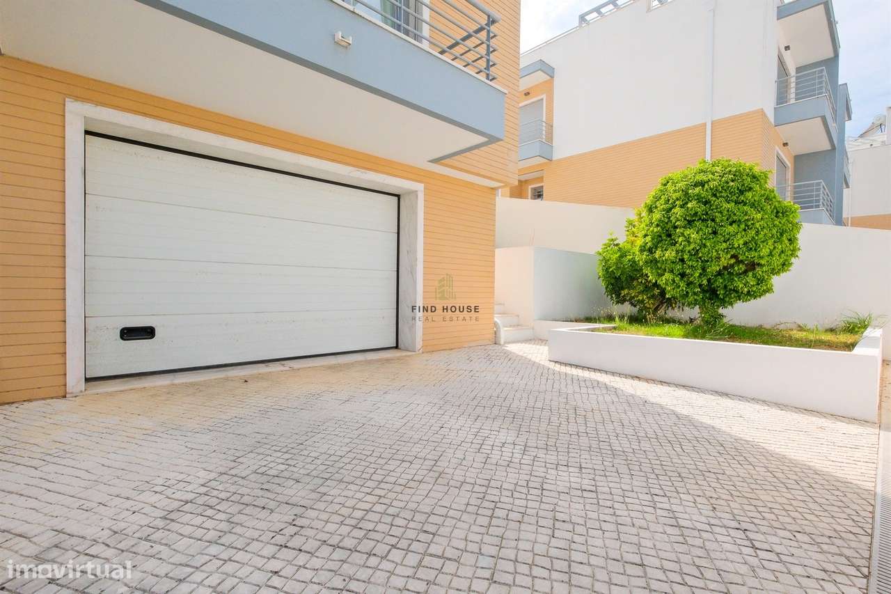Moradia T3 com piscina, jardim e garagem box, na Caparica-44