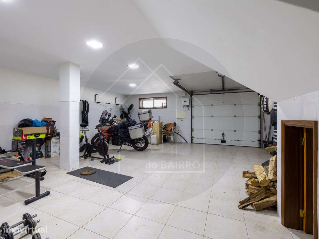 Moradia T4 Independente com Piscina, Ginásio e Garagem para 4 Carro...-31