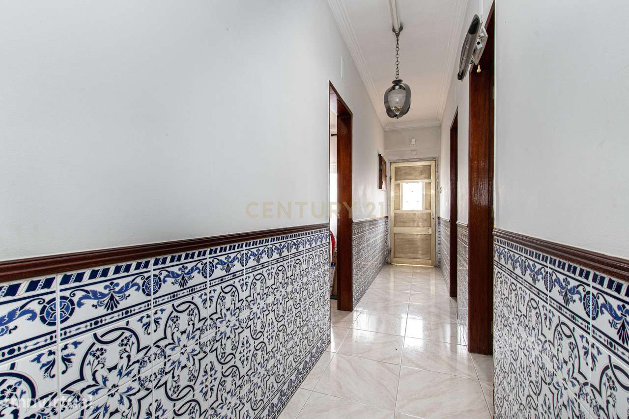 Moradia dividida em 3 apartamentos t2 , entradas independentes e mais - Grande imagem: 5/17