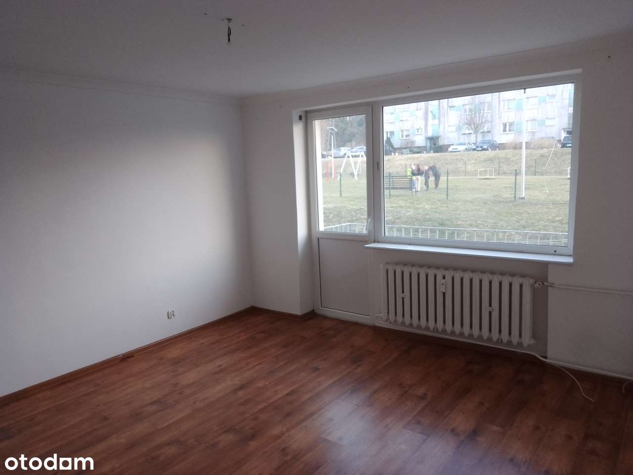 Mieszkanie 4-pokojowe z balkonem i piwnicą na parterze.