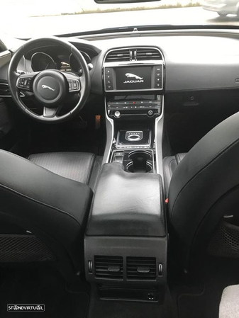 Jaguar XE 2.0 D Prestige Aut. - 32