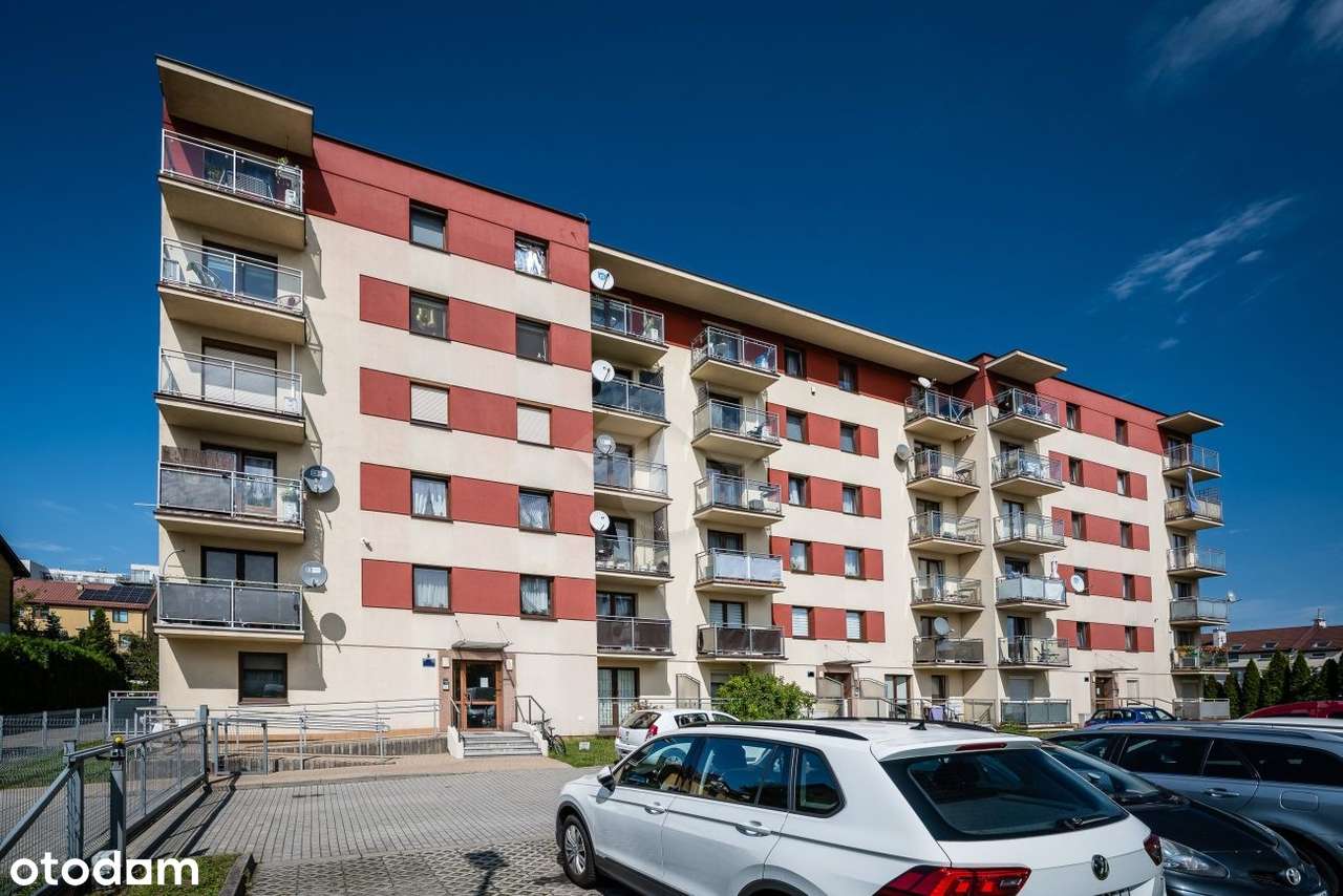 Kawalerka, balkon, zamknięty teren, budynek 2010, parking, tramwaj-9