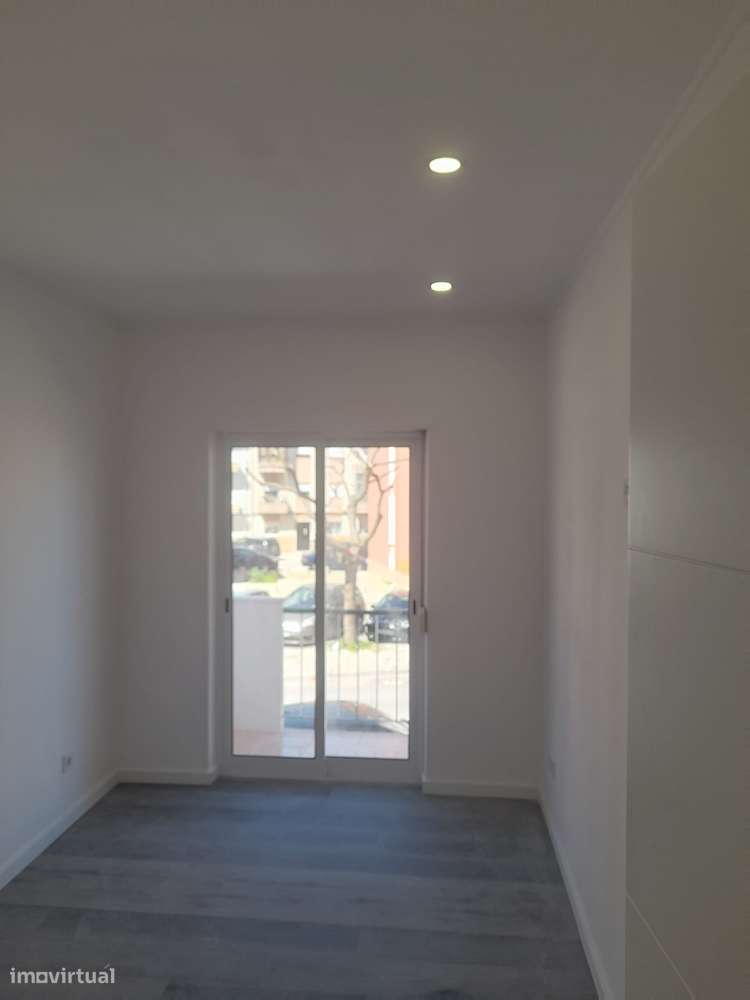 Apartamento T2 com varanda na Baixa da Banheira-28