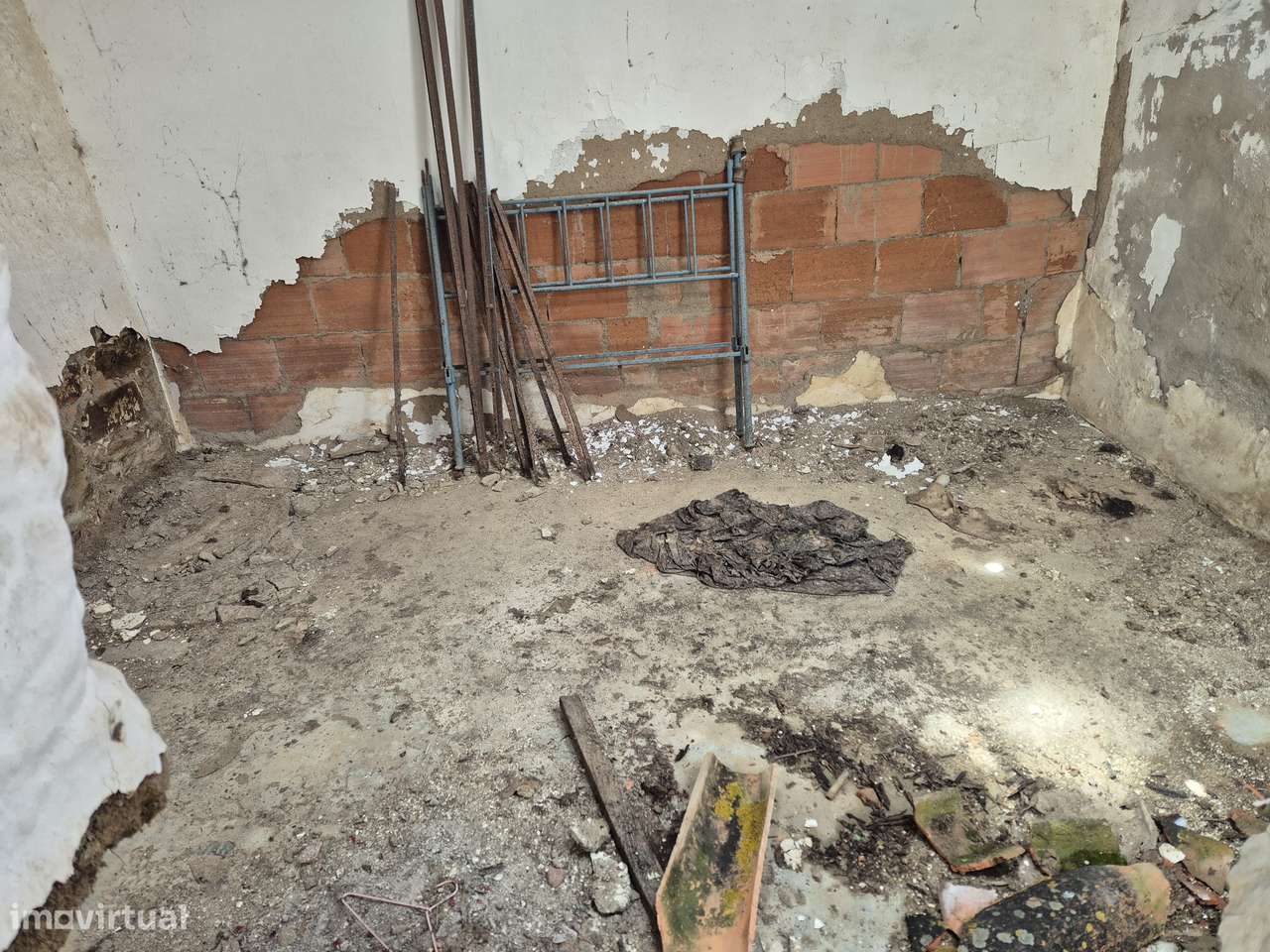 Moradia terrea para reconstruir na Aldeia dos Fernandes-6