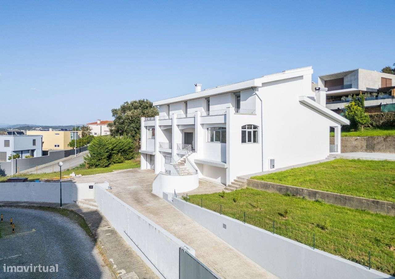 Moradia T5 Remodelada - Condomínio da Fonte Seca - Grande imagem: 4/59