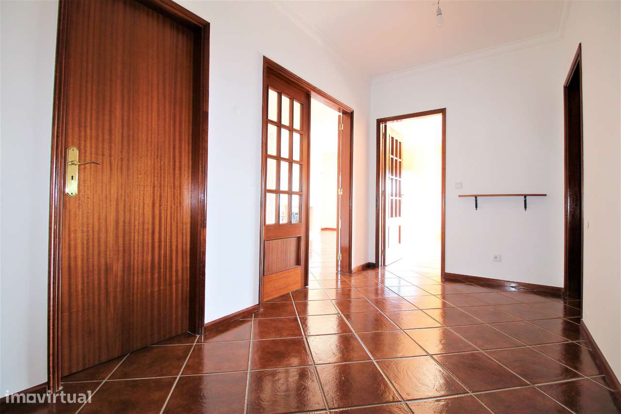 Apartamento T3 com Garagem, Granja do Ulmeiro-13