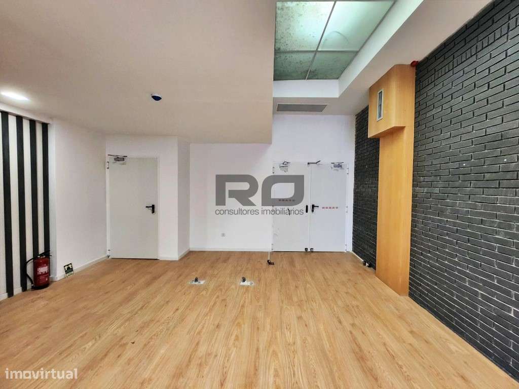 Loja com logradouro junto à Casa da Música - Grande imagem: 5/22