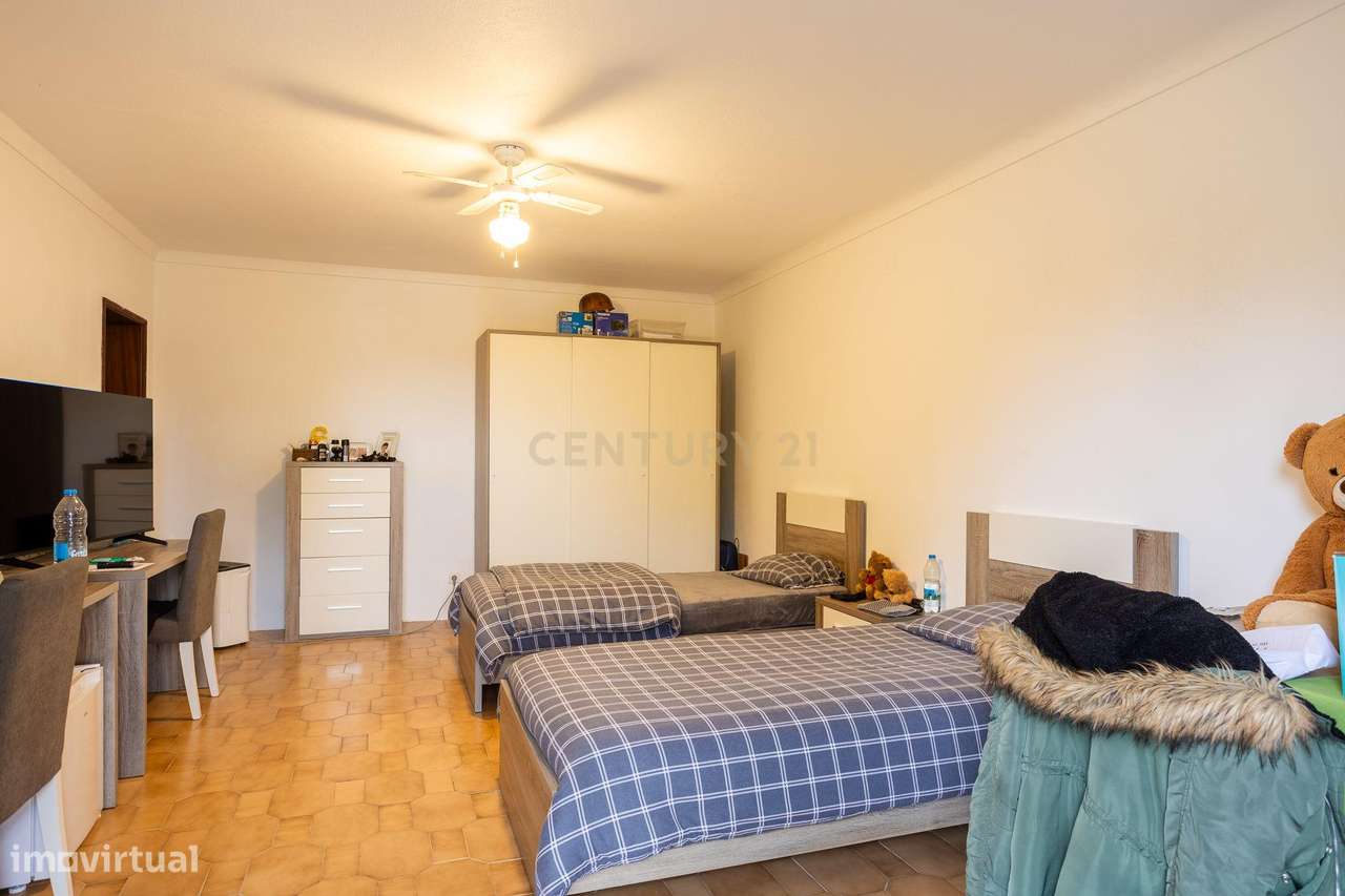 Quinta de 7800 m2  com Casa Principal T3, Apartamento T1 e 6 quartos i-12