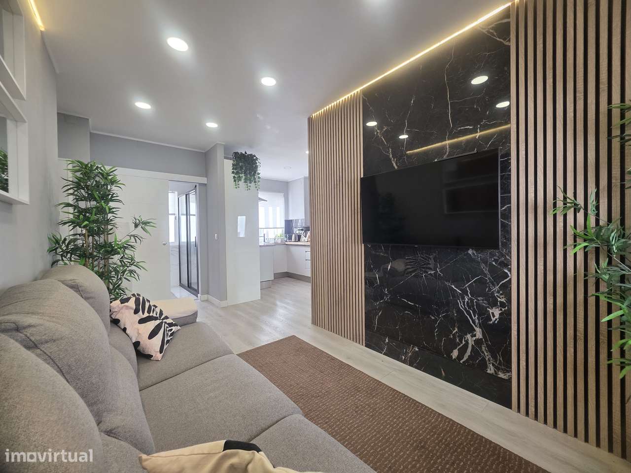 Apartamento T2 Duplex Recuperado - A 70m da Praia do Ouro-2