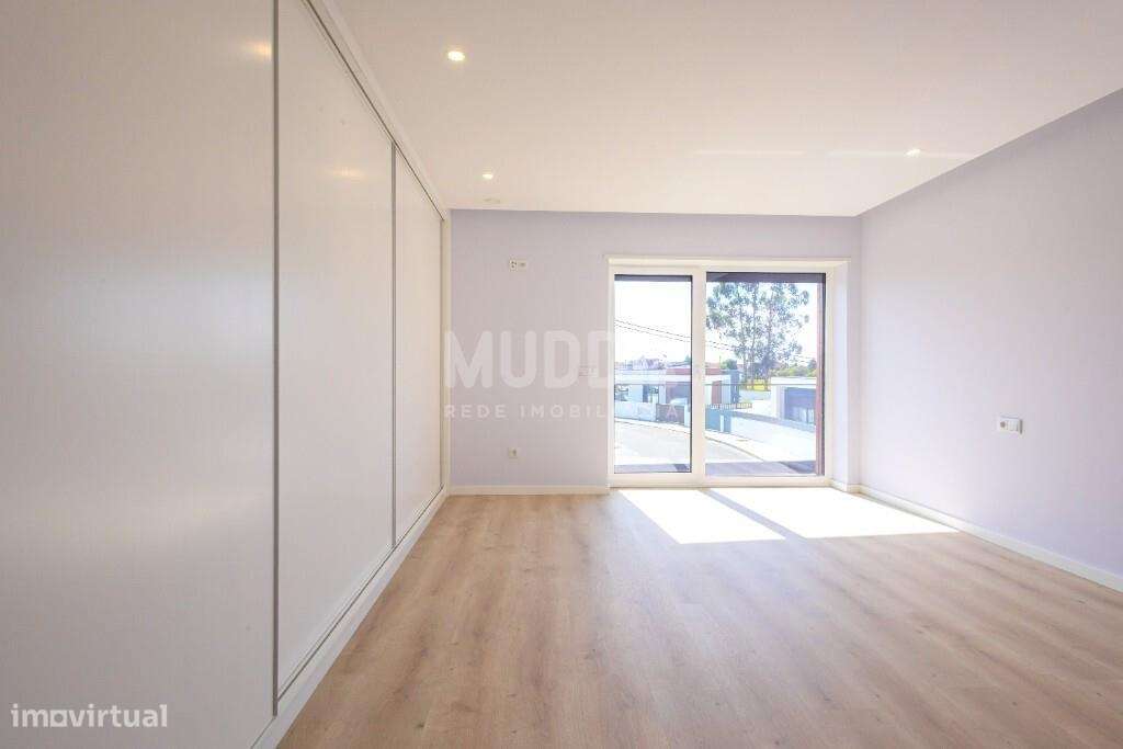 Moradia T4 com Design Contemporâneo e Acabamentos Premium-12