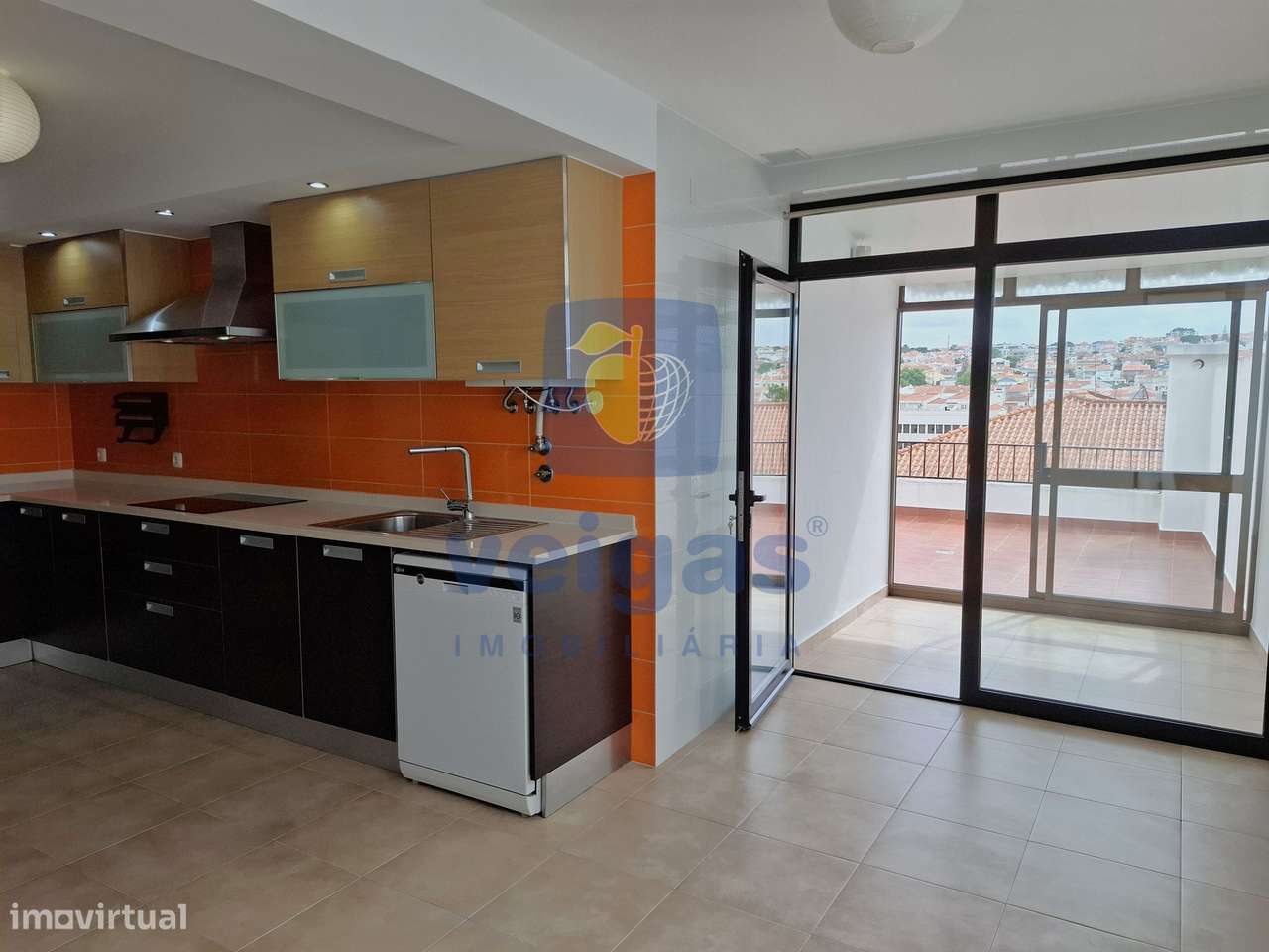 Apartamento T3 remodelado com terraço panorâmico, garagem e elevador,-9