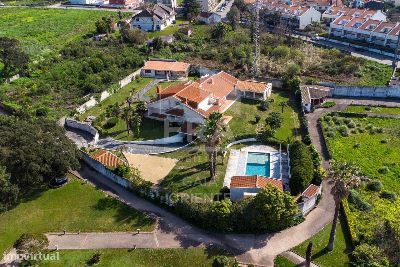 Moradia T8 com jardim e piscinas em Miramar-2