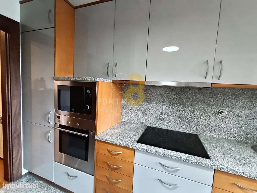 Apartamento T2 com varanda, lugar de garagem e arrumo, no Campo Alegre - Grande imagem: 4/21