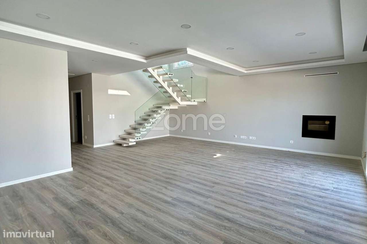 Moradia T4 com piscina, suíte e garagem em Azeitão-9