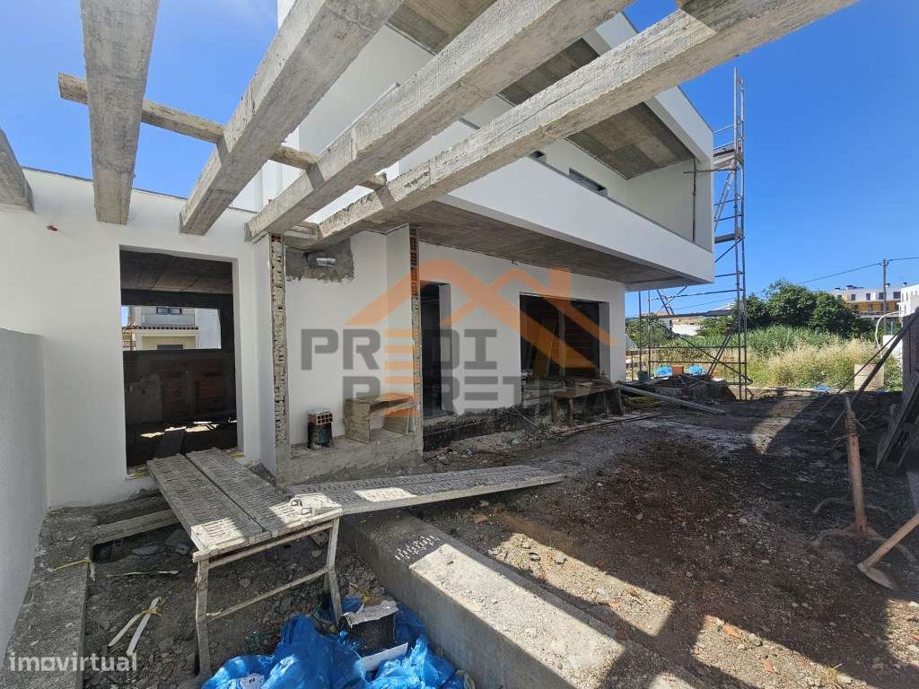 Moradia T4 em fase de construção, situada no Bairro Casal São Sebas...-19