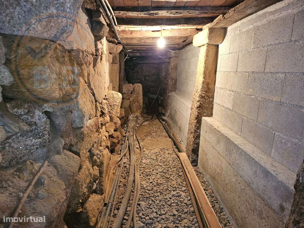Moradia T4, em pedra, com terreno de 2.366 m² e Espigueiro datado d...-37