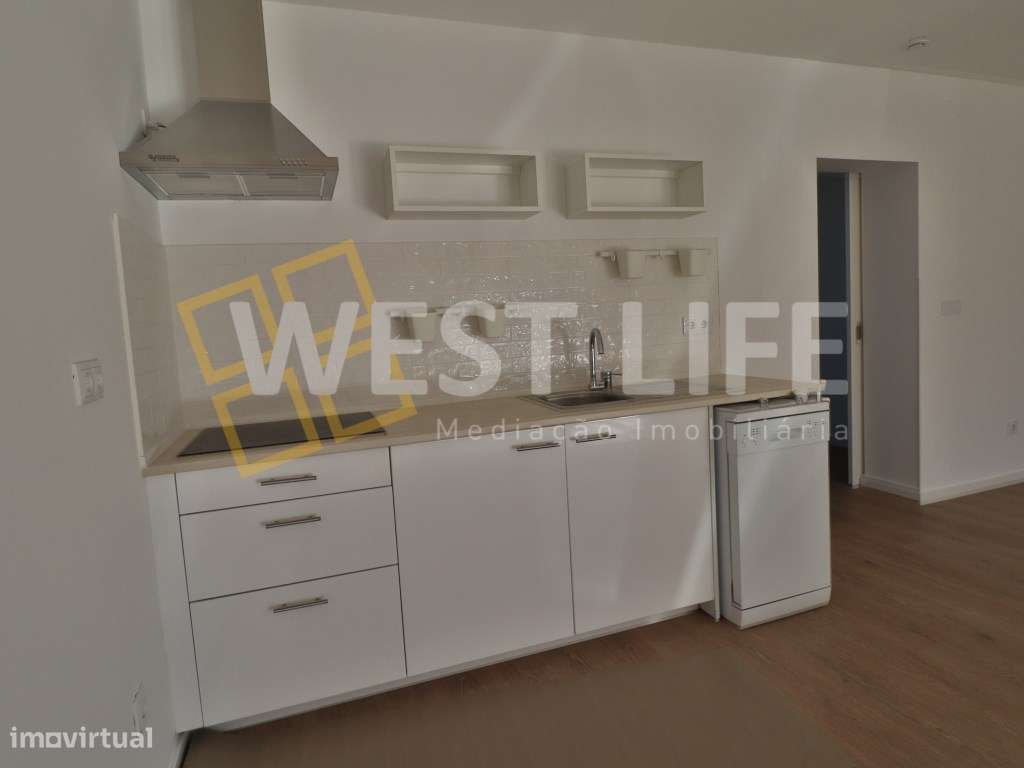 EXCLUSIVO WEST LIFE - Moradia de tipologia T3 renovada com terraço,... - Grande imagem: 5/23