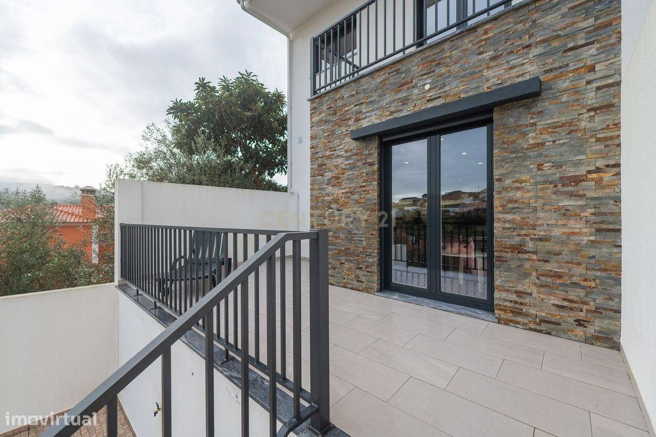 Moradia T3 localizada na aldeia de Cheleiros - Mafra-43