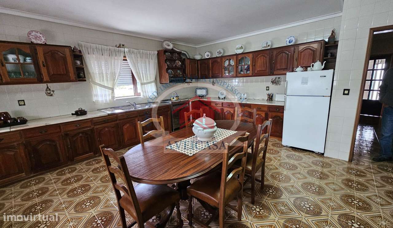 Moradia isolada T5 em bom estado com quintal e garagens-9