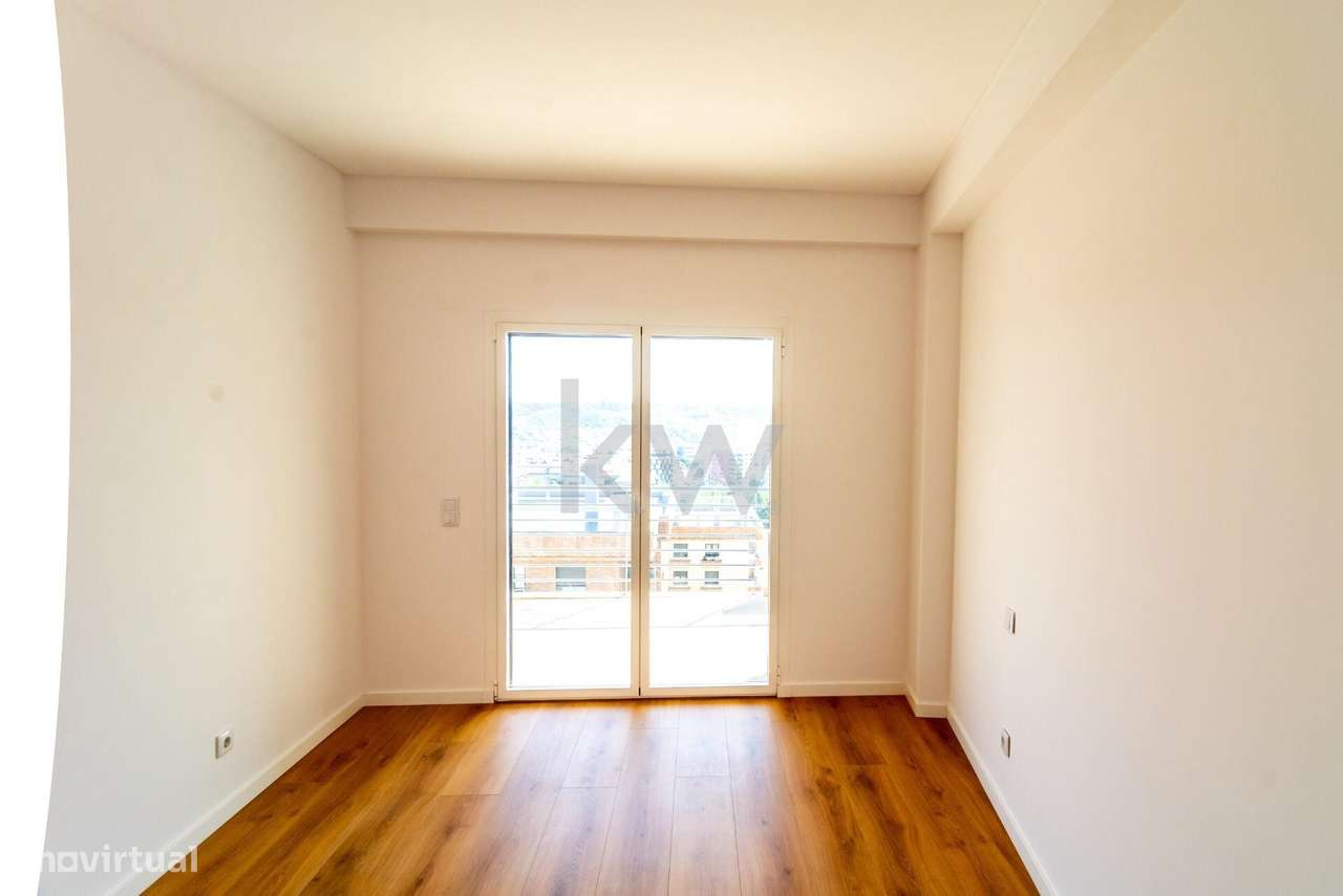 Luxo Raro nas Colinas do Cruzeiro – T3+1 com Mega Box e Terraço Privad-32