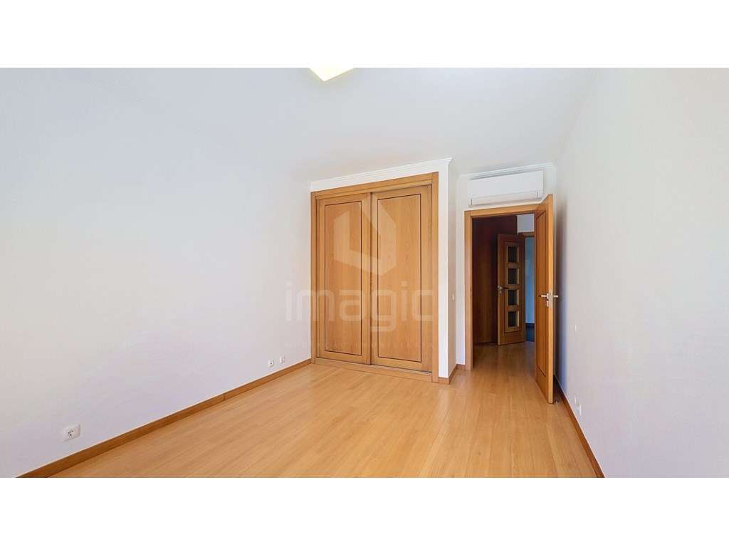 Apartamento T3 + sótão, usado, em Mafra.-17