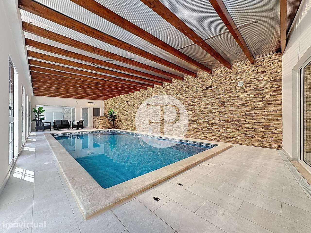 Moradia T4 com 2 suítes, piscina interior central em Alfeizerão-5