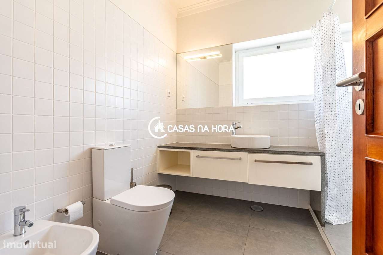 Moradia T3+T1  na Rua João das Regras, junto à Avenida de Sintra.-16