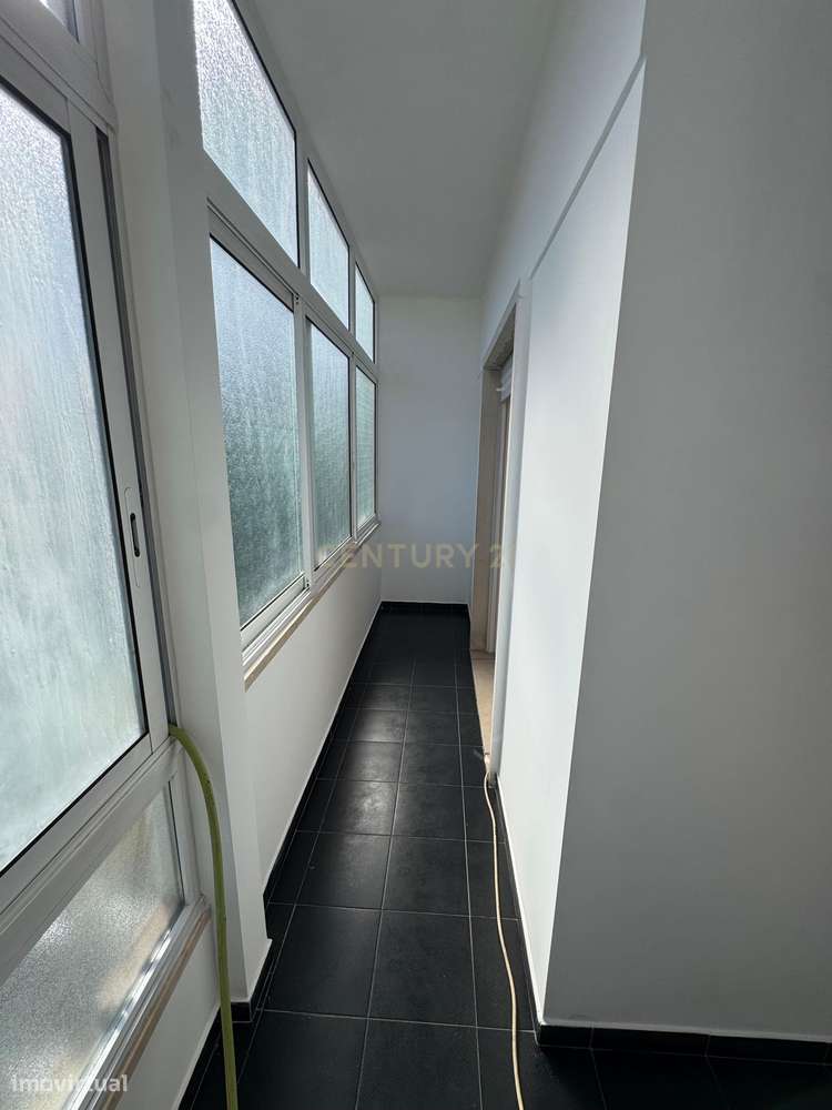 Apartamento T1+1 Renovado em Águas Livres, Amadora-12