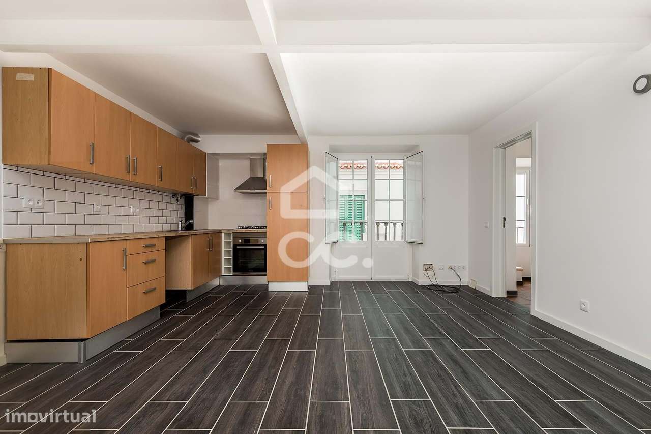 Andar de Moradia T1 Recuperado c/ Open Space, Quarto e Casa de Banho e - Grande imagem: 3/17