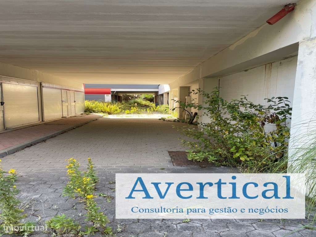 Condomínio com 16 armazéns-12