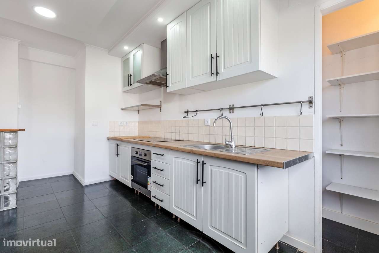 Apartamento T2 c/ Varanda em Agualva, Sintra-12